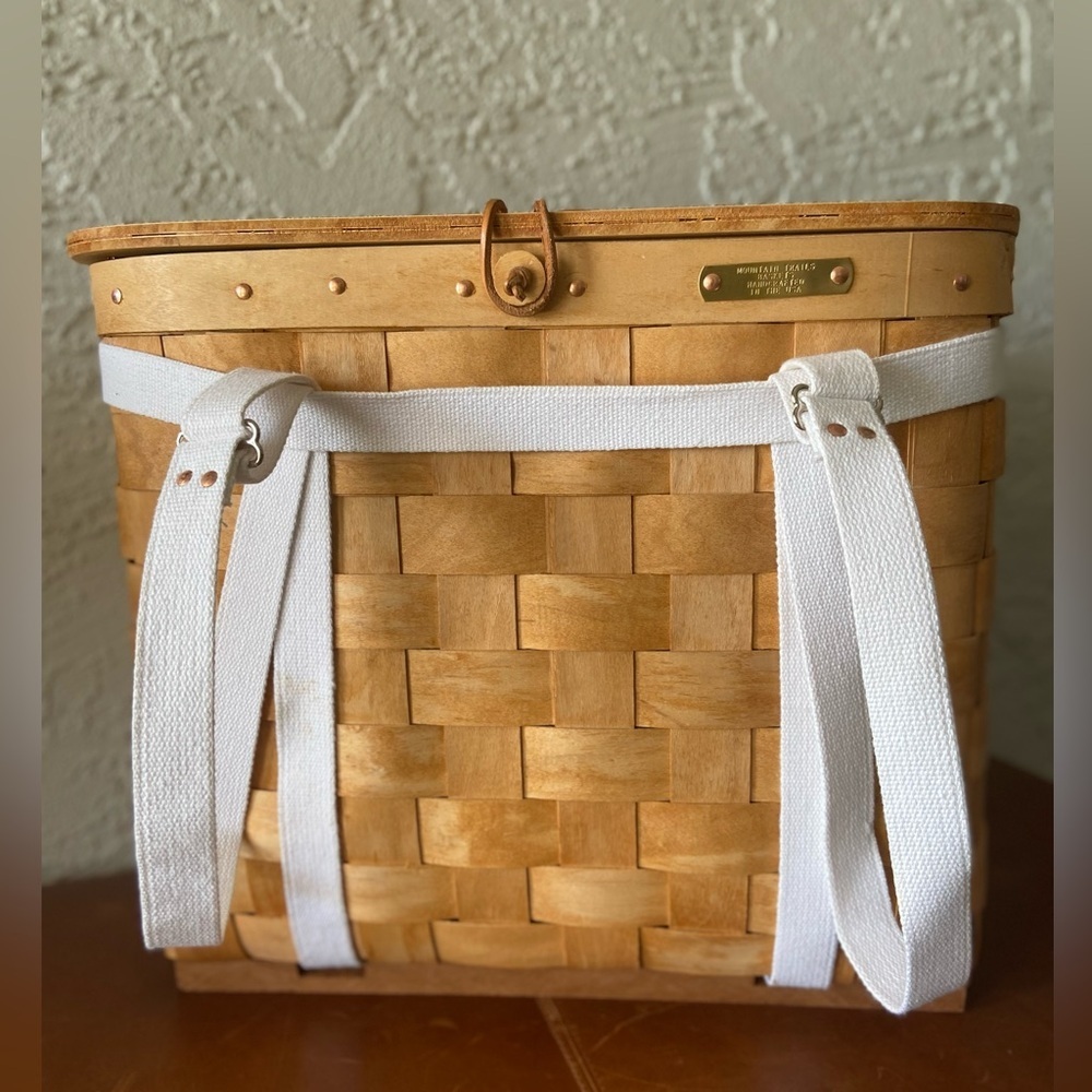 Mountain Trails Baskets~Vintage~Pristine~Handmade~USA~
Natural Wood~Backpack